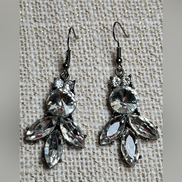 Crystal Rhinestone Glass Earrings Dangle Drop Prong Set Gunmetal Rivoli 4088 B - Picture 4 of 8